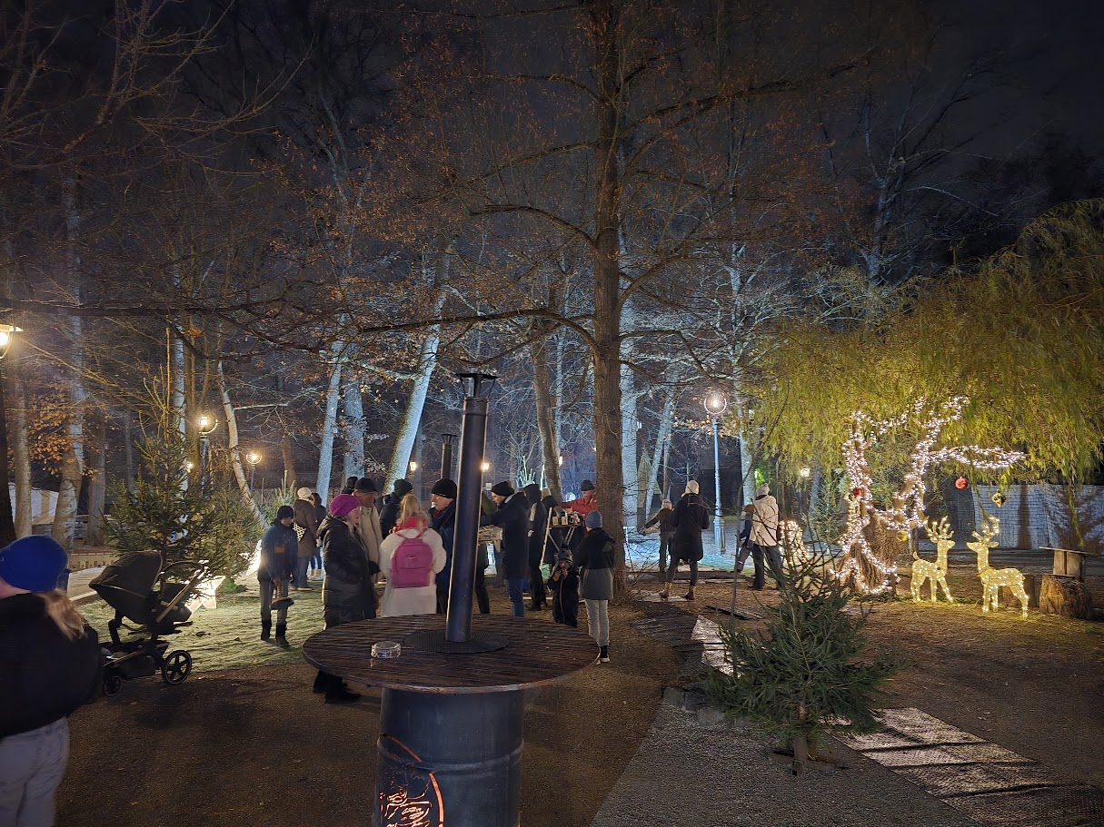 Winterkellerbetrieb mit Gästen und beleuchtenden Rentieren und Eisstockbahnen
