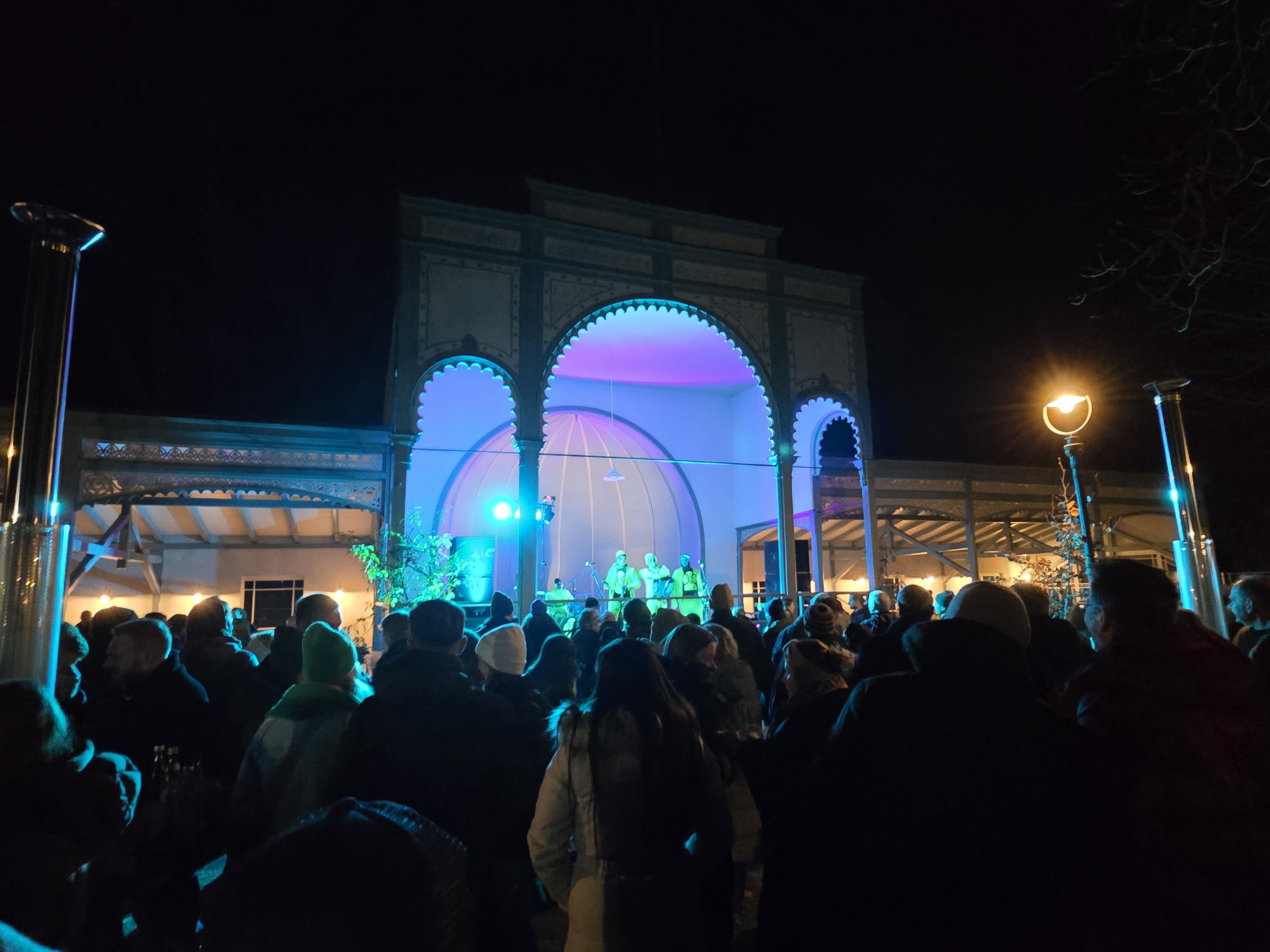 Musikpavillon des Wilde Rose Kellers in abendlicher Atmosphäre